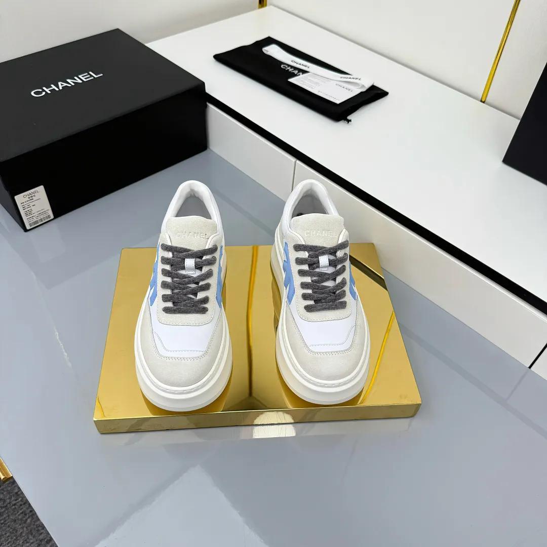 👟👟Ex-factory price 660👟👟 Top version! Chanel Chanel panda shoes! 2025 counter's top casual sports shoes. This classic design; the upper is electro-embroidered with a variety of techniques; the outsole is fashionable and sporty; the unusual inclusion of a variety of color matching elements... The diversified mix and match is very good-looking and versatile, and can be used for leisure, fashion, sports, and outdoor... ꫛꫀꪝ Go➫ Materials: ❶Upper made of: original imported first-layer silk cowhide + original waterproof cloth + original first-layer cowhide ❷Inner lining: Original Yangli+wang ❸ Outsole based on: Original TPU combination outsole Counter boutique packaging complete set for women 35–41